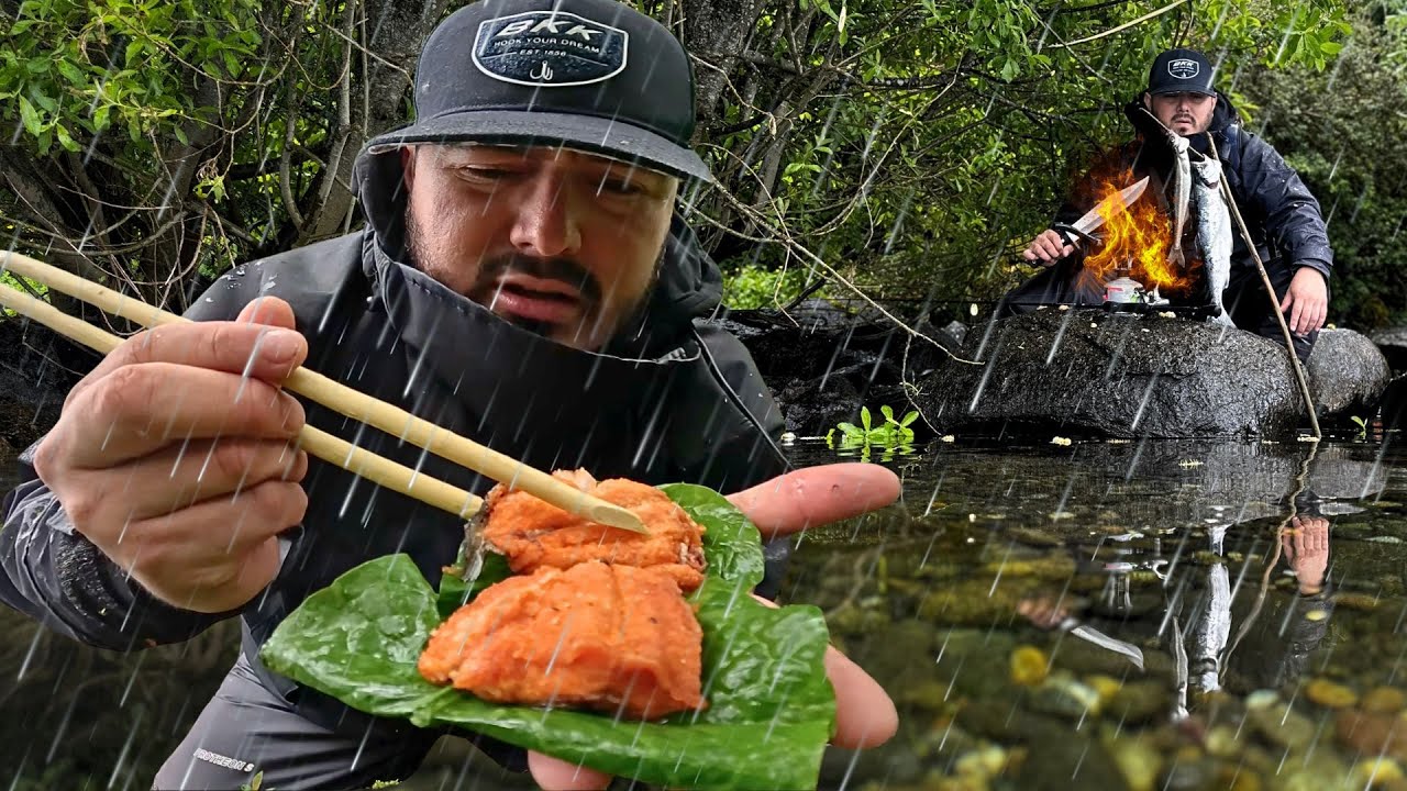 Pesca, exploración y cocina extrema bajo la lluvia.