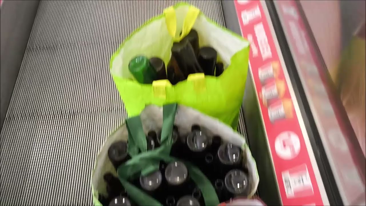 Ponad 100 butelek bez naklejek sprzedanych w butelkomacie
