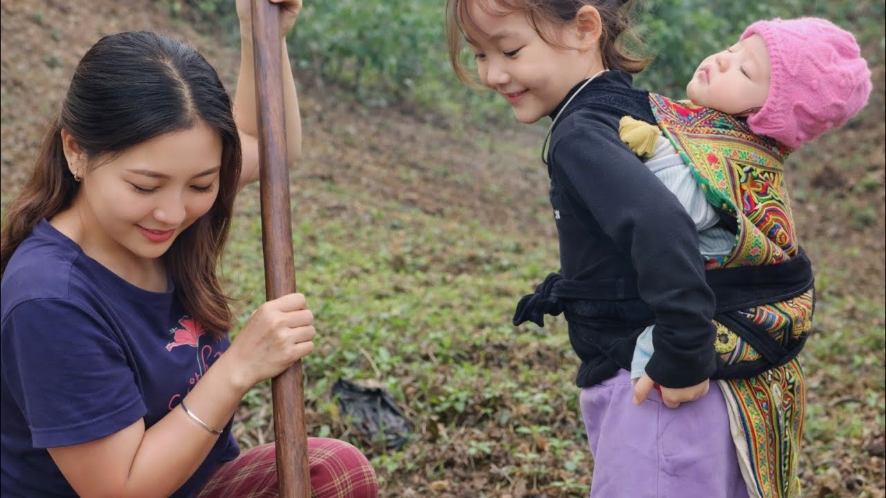 Little Girl Carries Her Baby While Mom Works Hard | Rural Life Vietnam