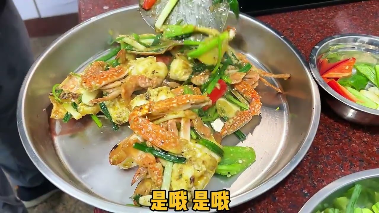 今日晚餐：三叔爱吃的姜葱炒花蟹、蒜芯炒烧肉、芥菜芯#家常菜 #家的味道 #简简单单又一餐