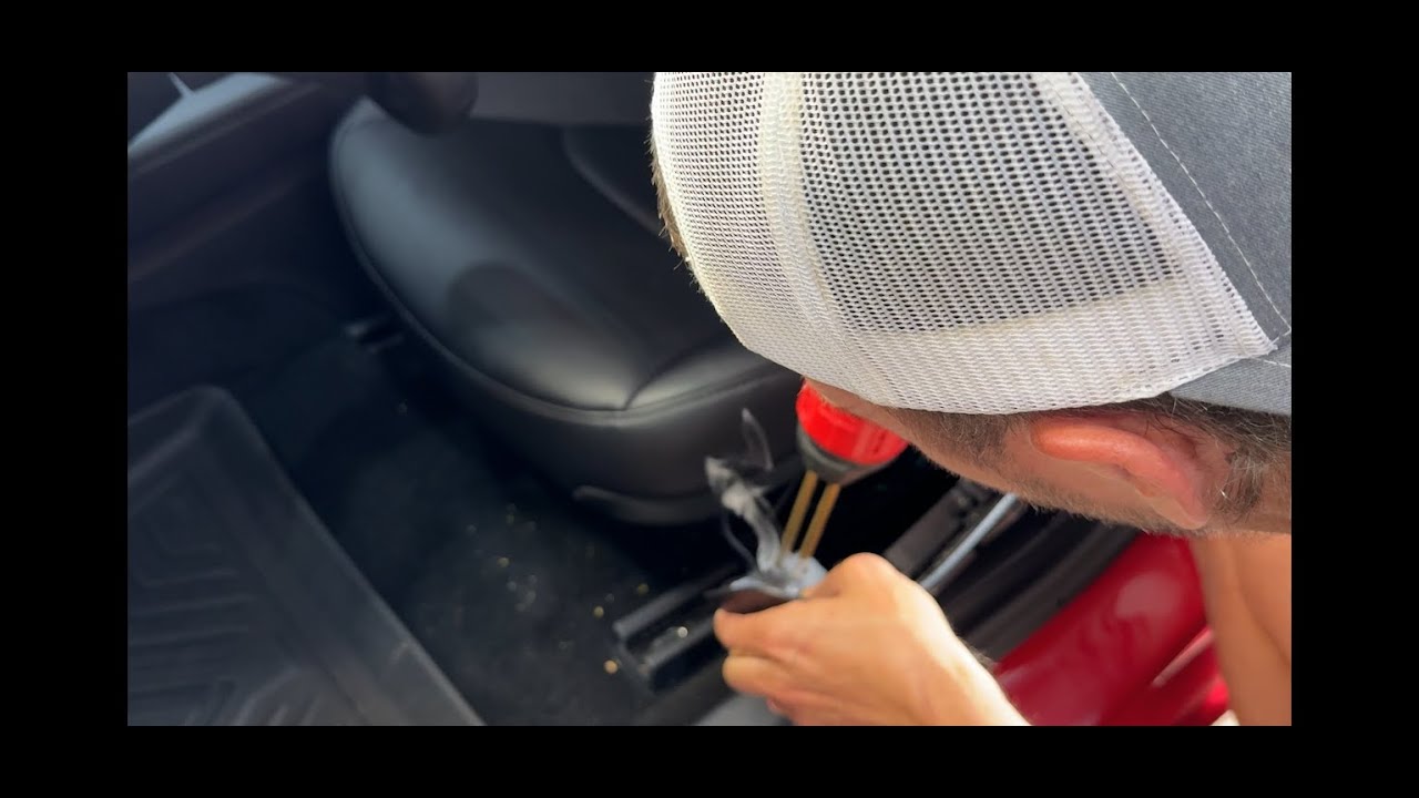 Ремонт пластиковой подушки сиденья Tesla Model 3 и Model Y | Учебное пособие ReelDealEV.com