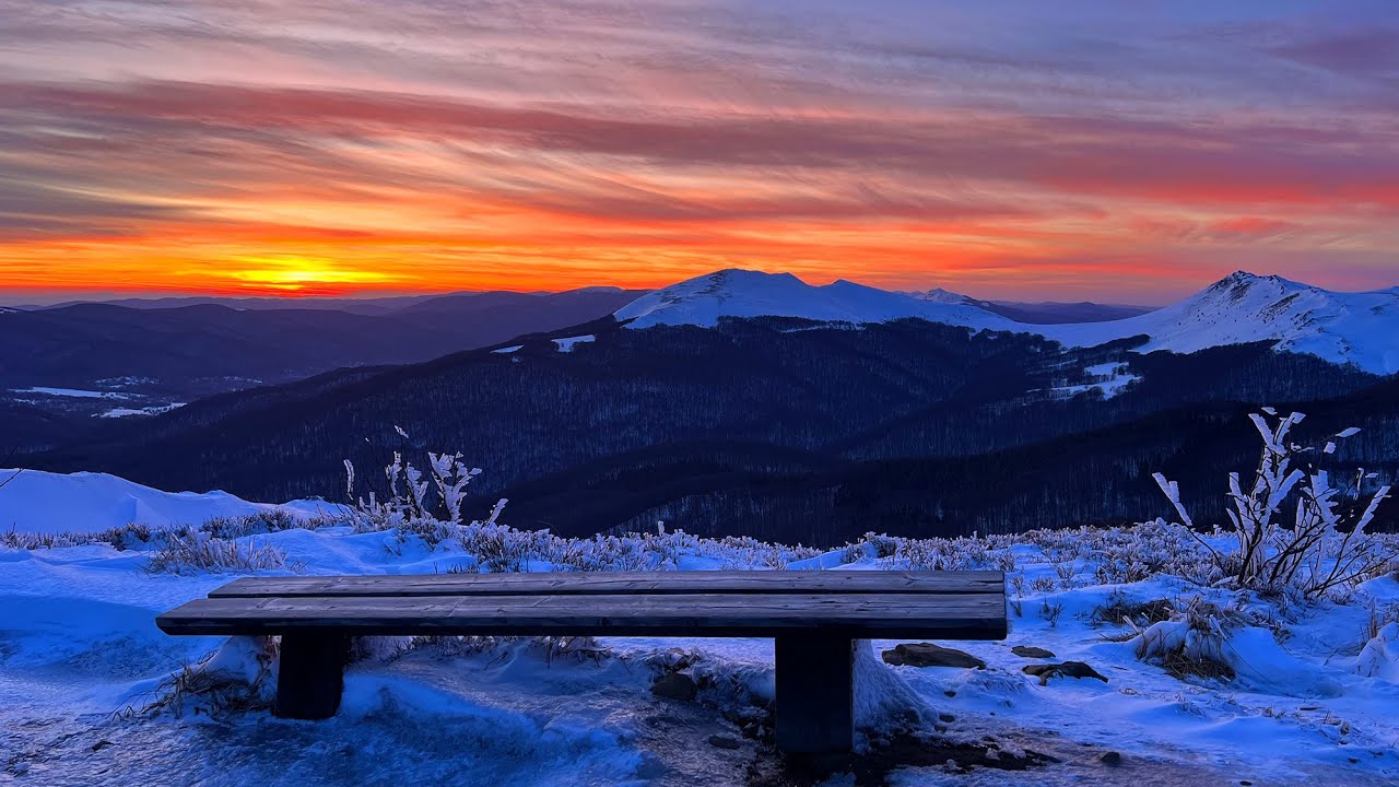 Widok zimą z g&oacute;ry ROZSYPANIEC 1280m na zach&oacute;d słońca nad Bieszczadami: Tarnica, Halicz, Rawki...