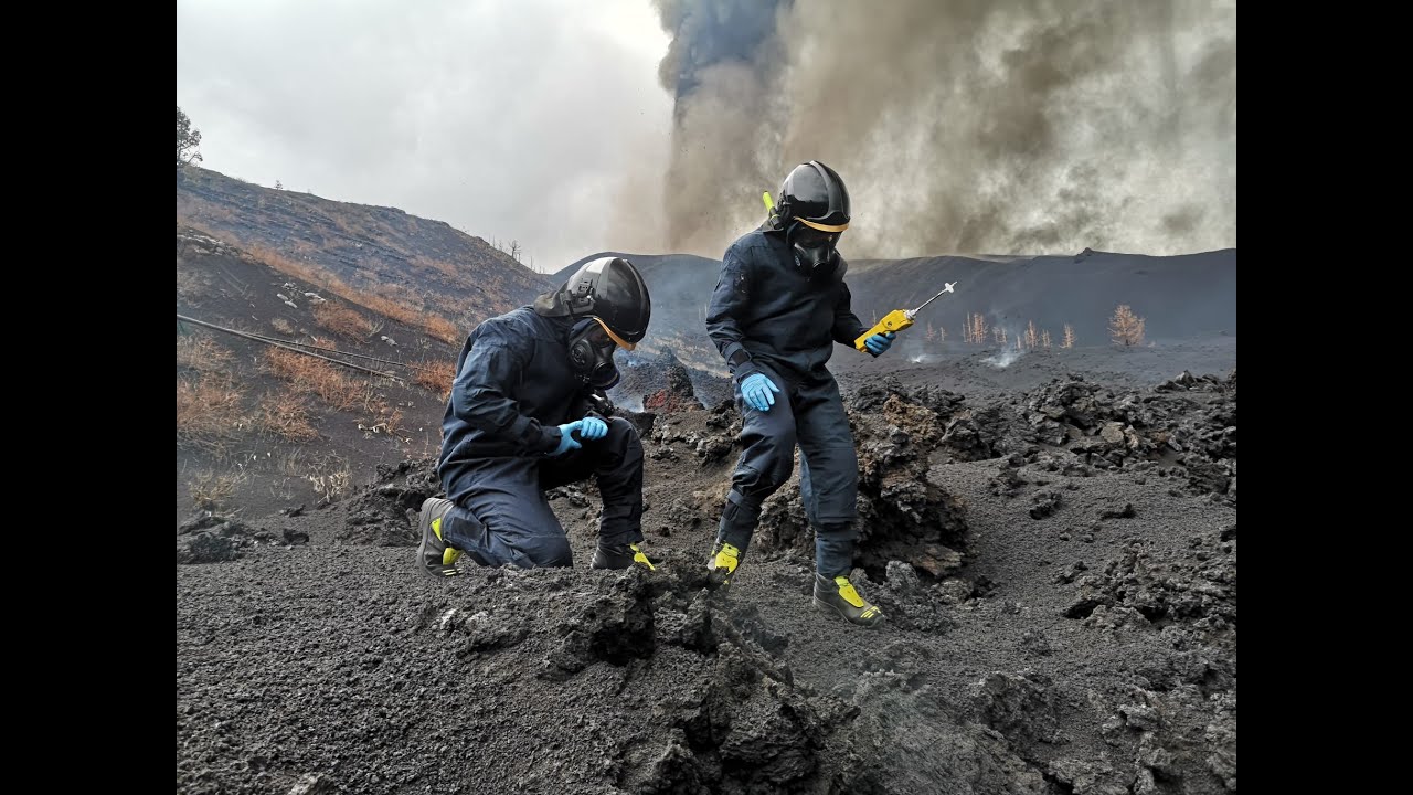 Trabajos de medición de gases del equipo del GIETMA. Ópera Volcánica La Palma
