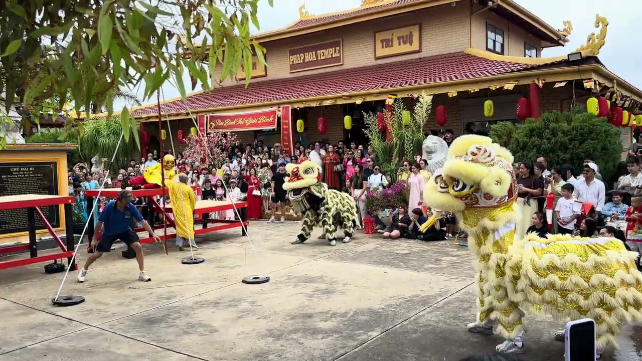Bính Ngọ 2026:   Mã đáo vinh hoa, tiền chất đống.     Ngọ lai phú quý, hỷ đầy kho