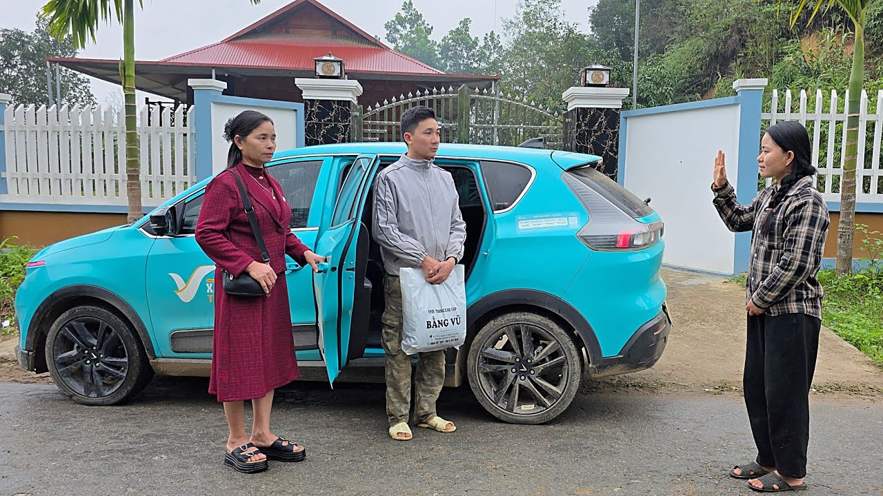 A tearful farewell. Mr. Jack went with his mother for medical treatment, leaving tieu Ly alone.