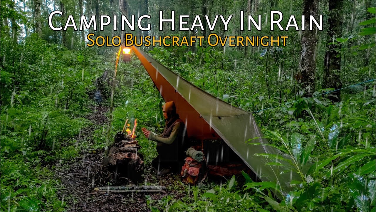 Berkemah sendirian saat hujan - Solo Bushcraft Overnight