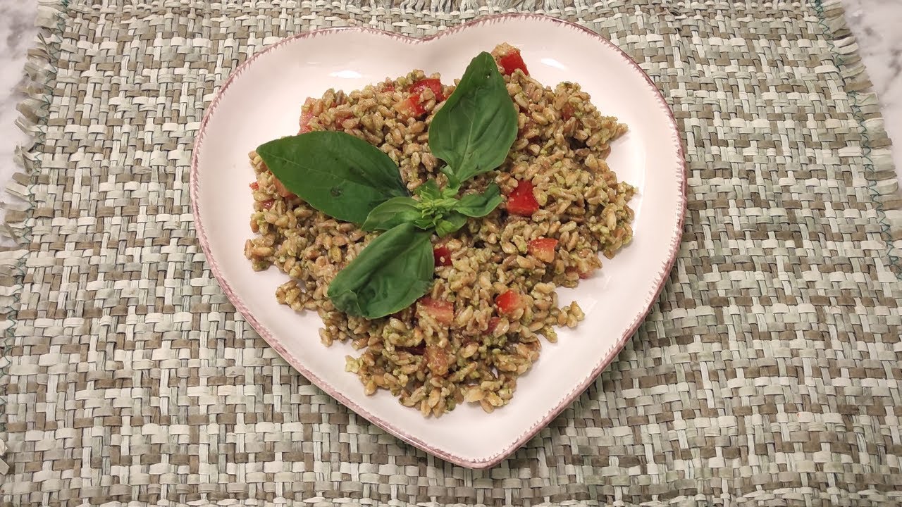 Insalata di farro con pesto e pomodori - Ricetta fresca e leggera