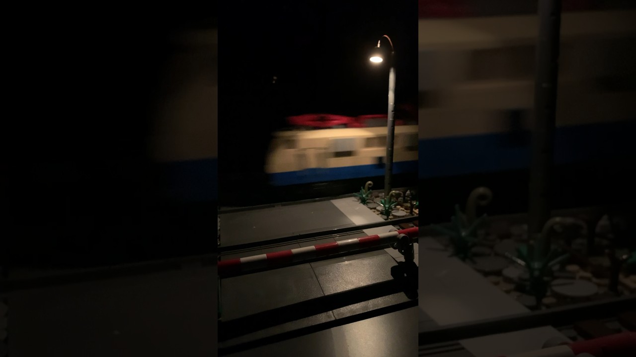 Durch die Nacht- Noppenstein Br111 rauscht im Laternenlicht vorbei|