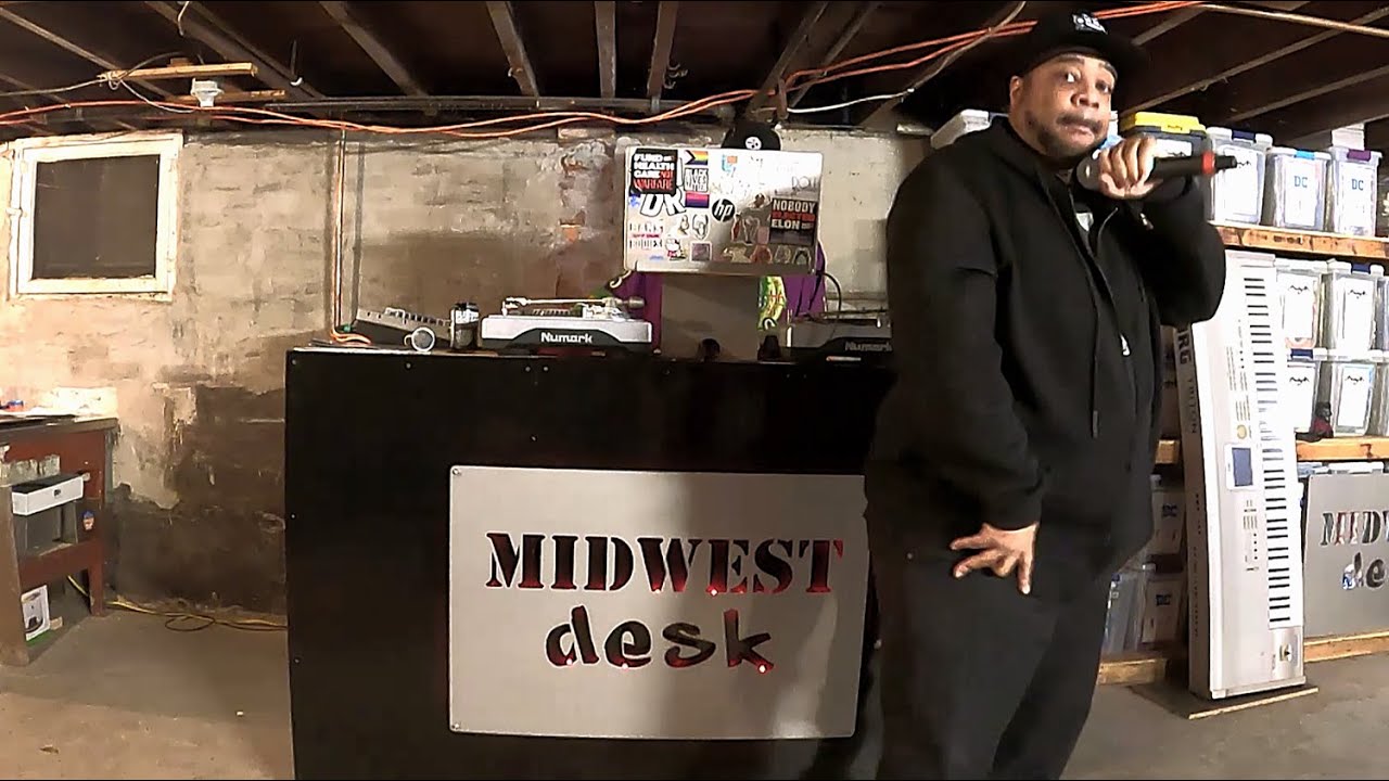 Midwest Desk - Cliff Cloudz 