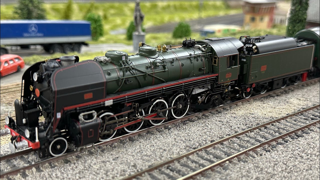 141.R 1244 SNCF mit Touristkzug 2/2