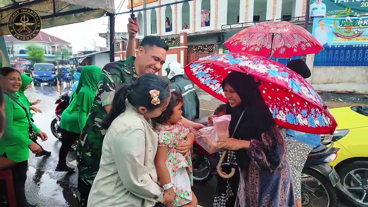 Brigif 18/Trisula Bagikan Takjil di Bulan Ramadan