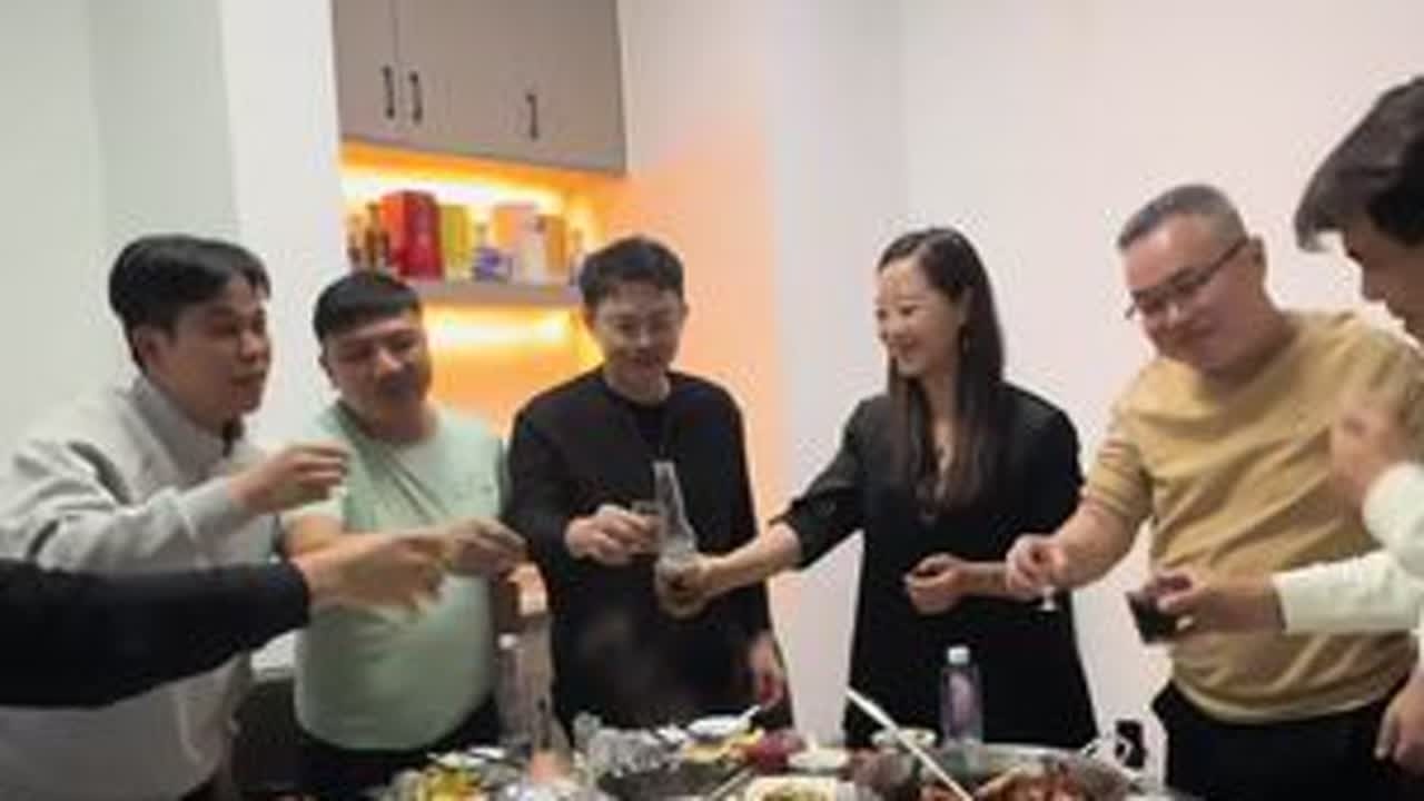 当每个人忙着下结论，我们在每个不被看见的角落。把“不看好”的断言，磨成前行的台阶。一步一步向上生长的力量