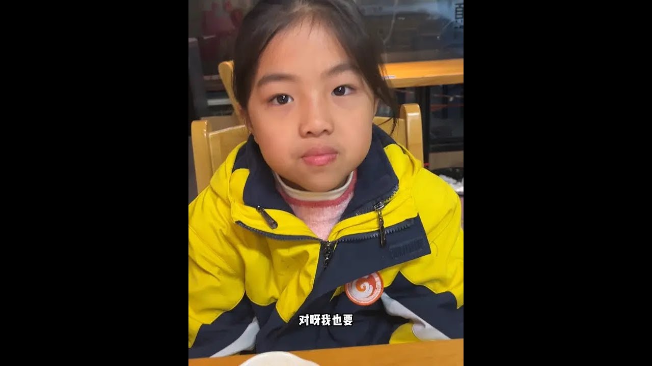 今天吃完饺子回家的路上妹妹说幸福是一种感觉，和喜欢的人在一起做什么都很开心！#双胞胎小宇宙 #日常vlog