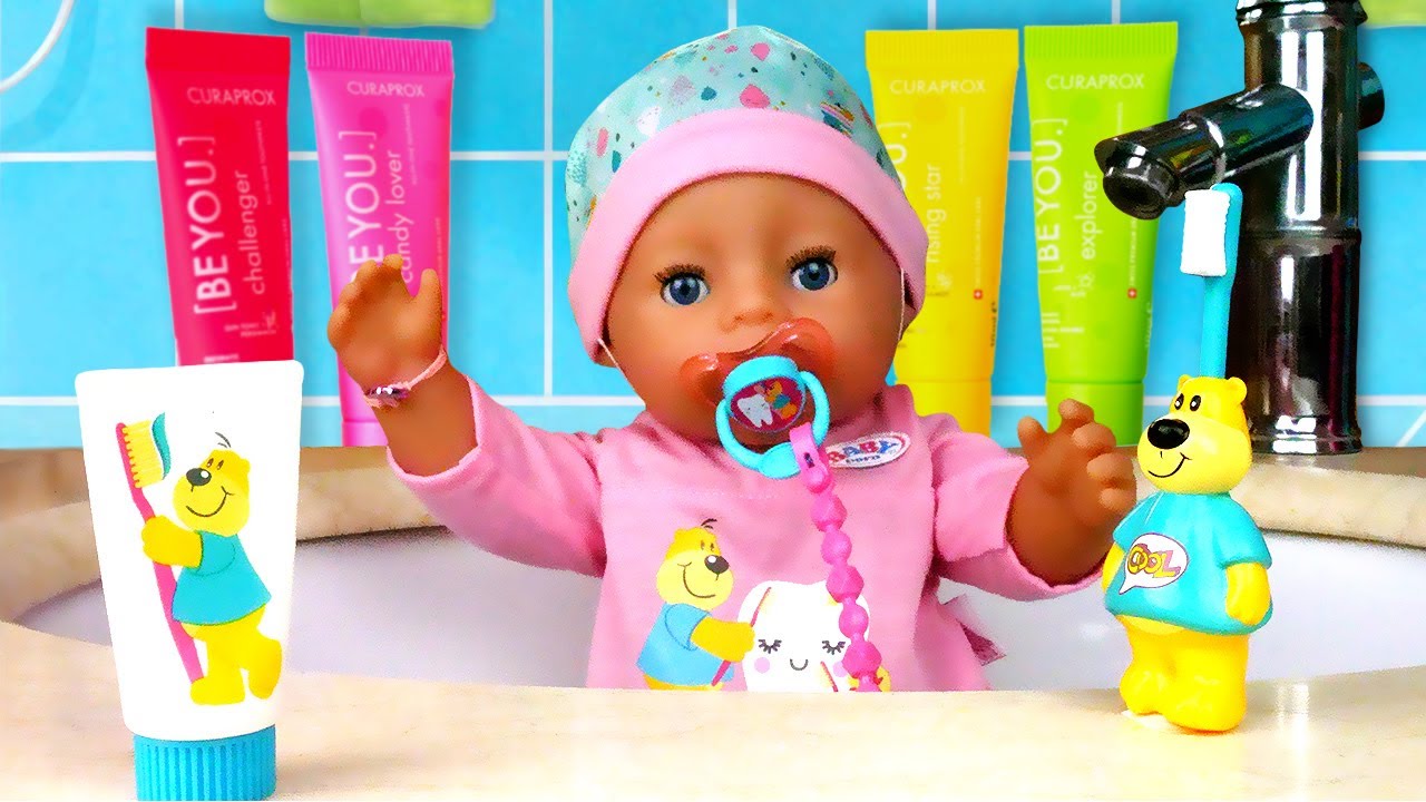 La nuova bambola Baby Born impara a lavarsi i denti! Video per bambini. Giochi per bambine