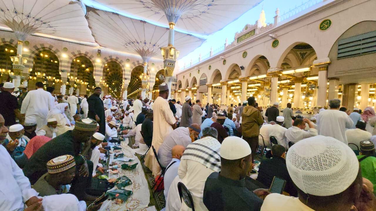 LIVE 18th Ramadan Iftar in Al Masjid An Nabawi |  Madinah Iftar, Maghrib, Haswa, Food Village 4K