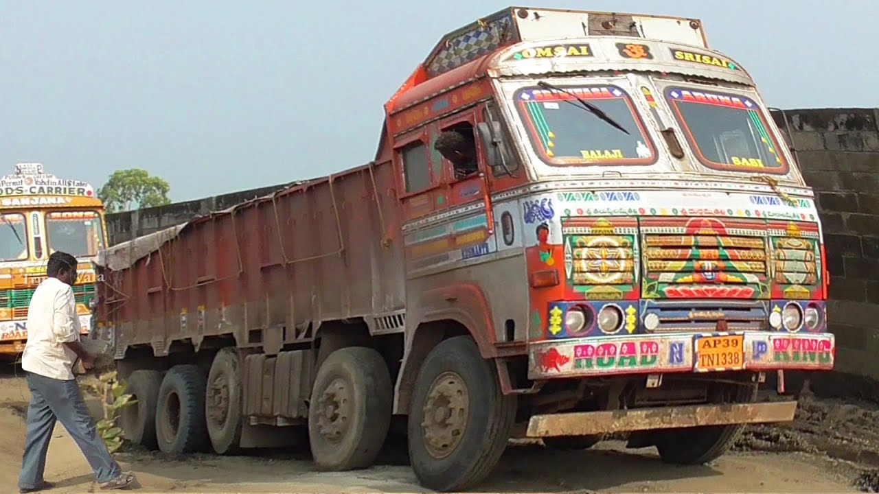 Giant Lorry Truck is Stuck In Mud Videos 14 Wheeler Simple Driving Skills in Highway | TRUCKWALA