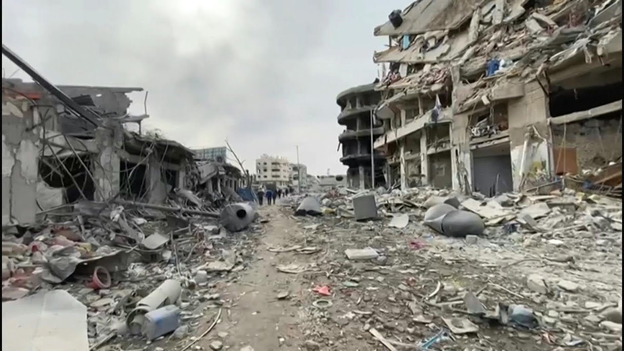 Des Palestiniens marchent dans les rues détruites de la ville de Gaza | AFP Images