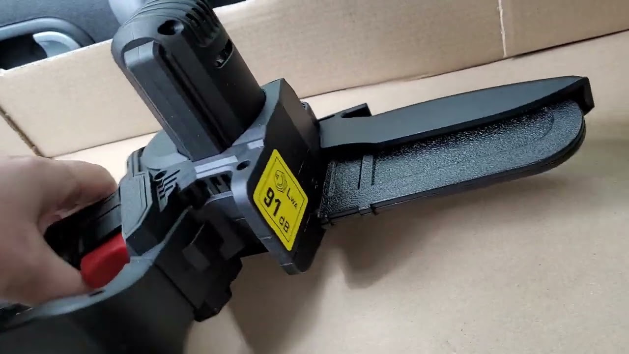 Ferm AX Power 12V CM1055 : Mini Tronçonneuse Sans Fil Idéale pour l'Élagage – Essai Complet #action