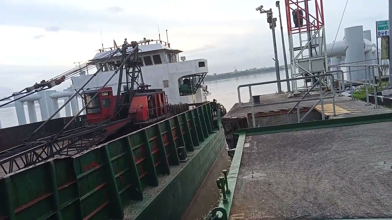 Pgi ini kita ambk kapal kargo dari sebelah hilir sahabat semua 