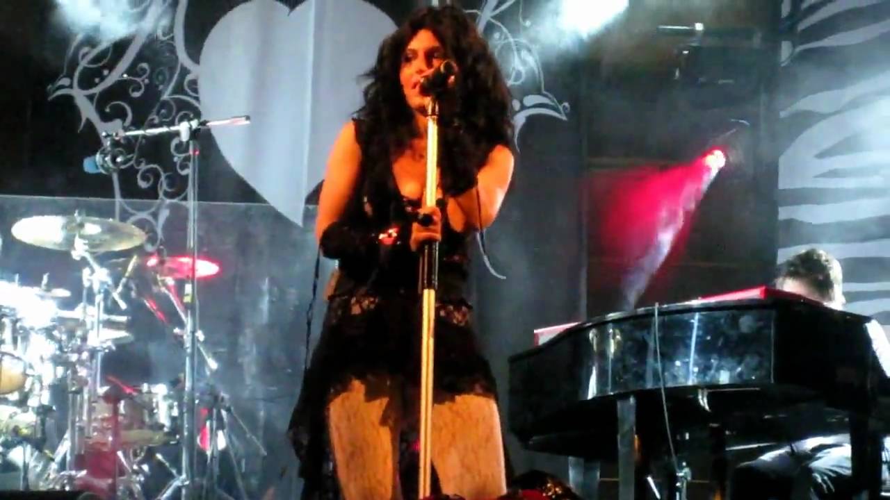Giusy Ferreri - Stai fermo lì (live in Piacenza 14-07-2010) - HD