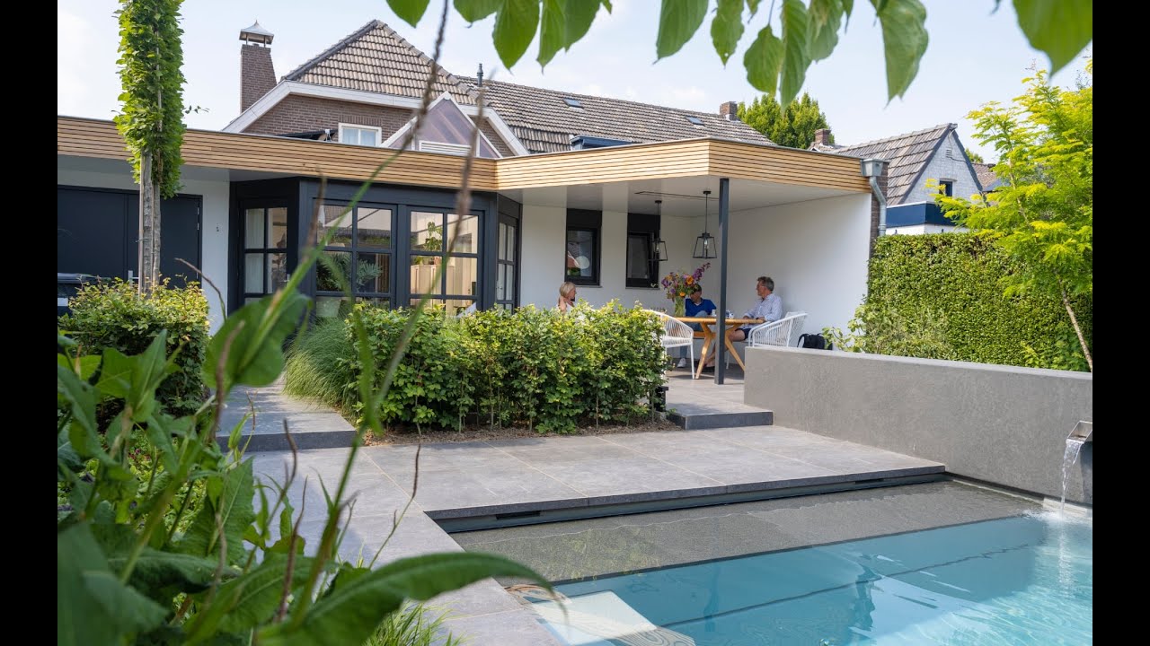 Moderne tuin met zwembad poolhouse en sauna