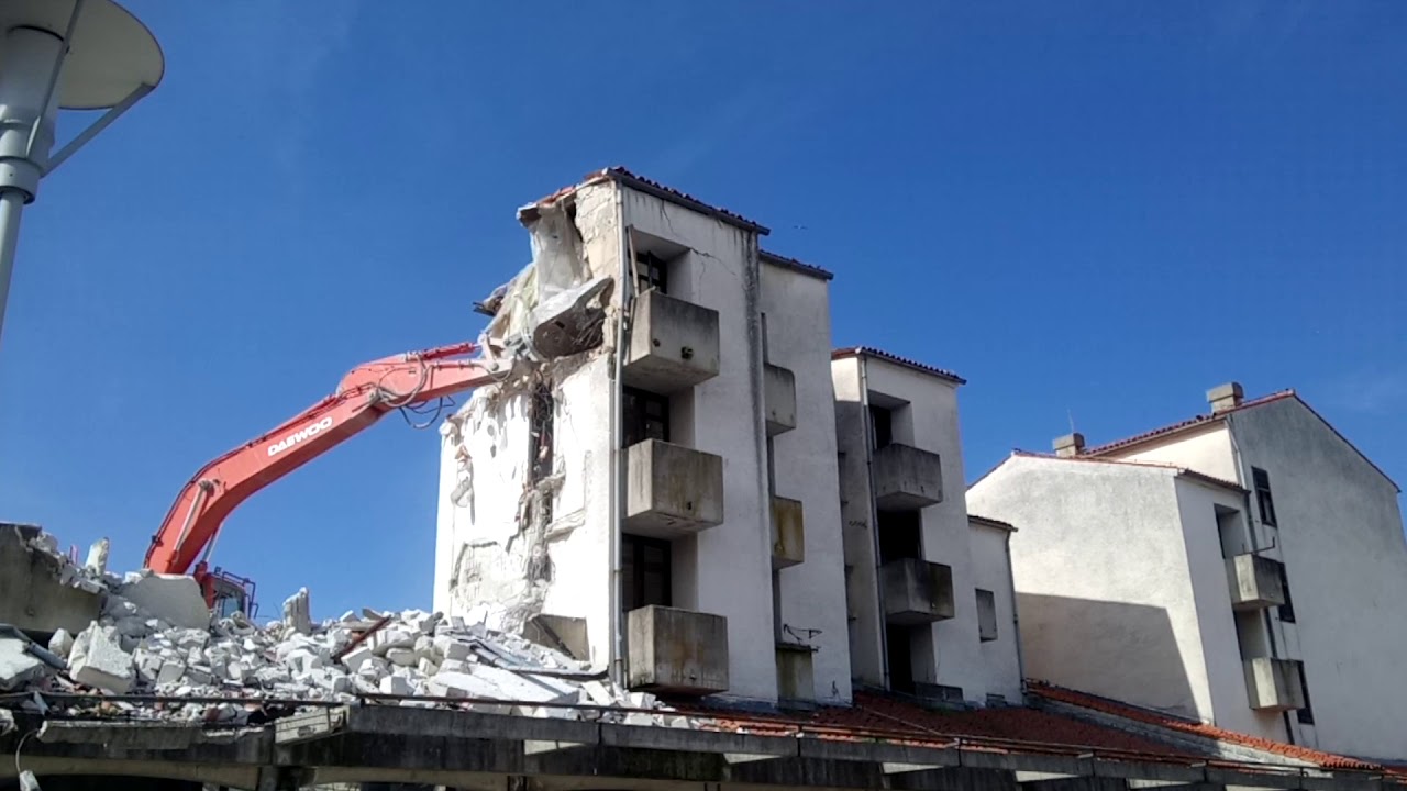 Rušenje apart hotela Marina Červar Porat