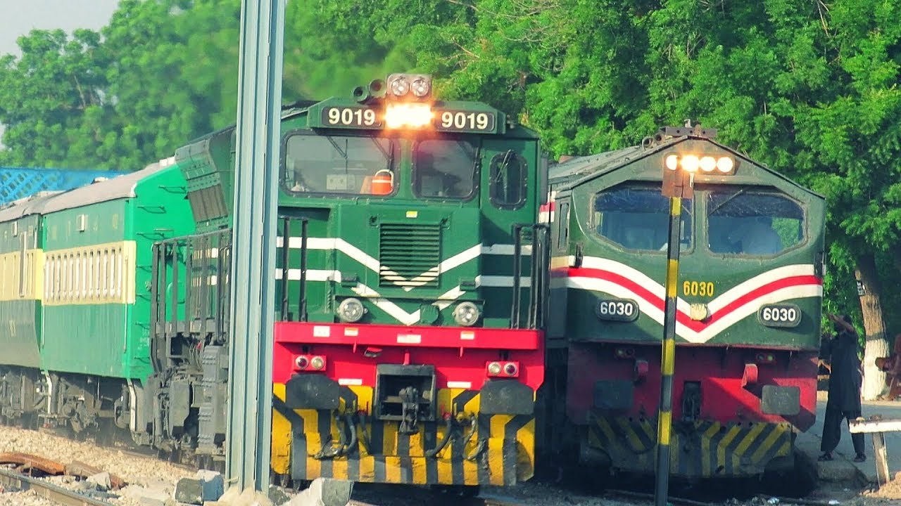 Dual Overtaking | Karakoram Express & Karachi Express Overtake Back To Back