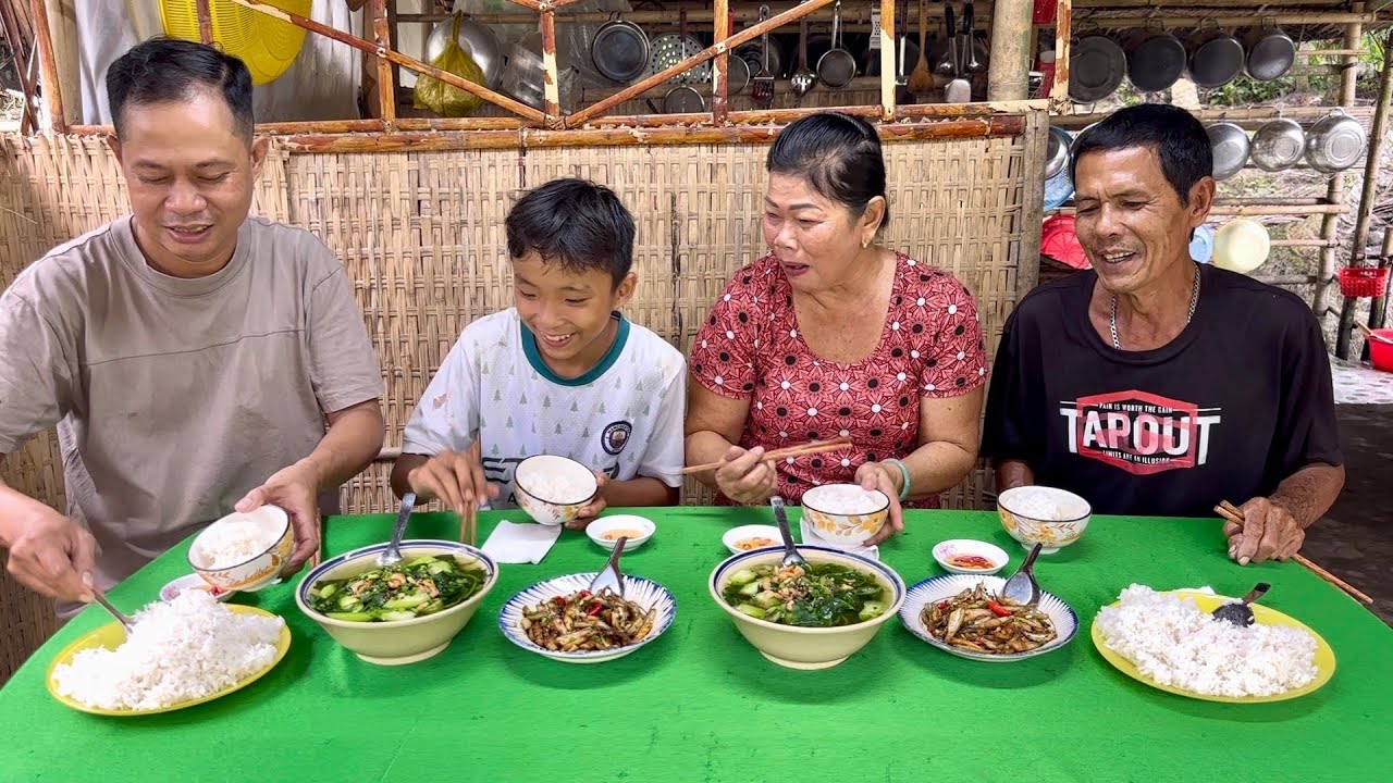 Tôm Khô Nấu Canh Rau Tập tàn Cá Lòng Tong Kho Tiêu Bữa Cơm Sáng Sớm Trời Mưa / at6n