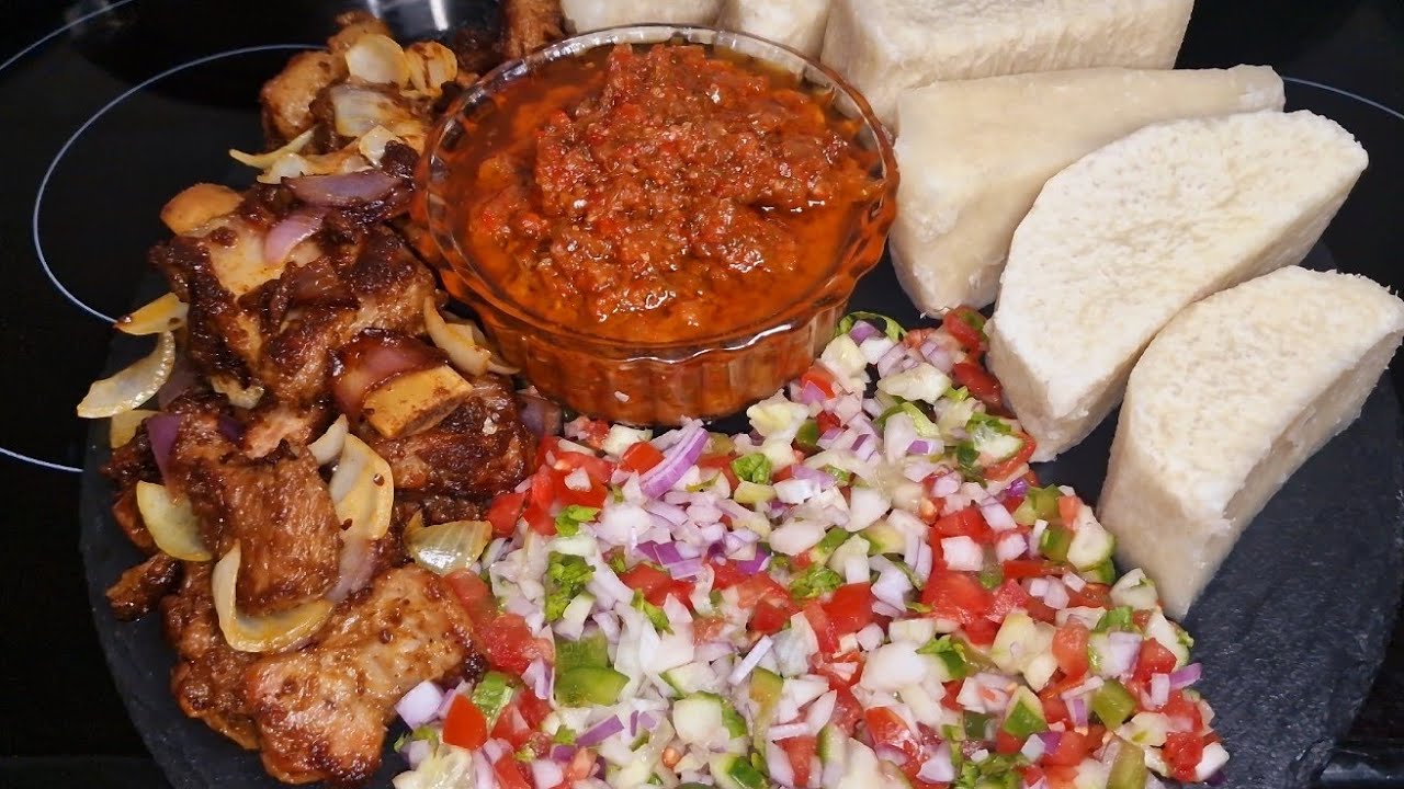 VIANDE DE MOUTON BRAISÉ À LA POÊLE, ET IGNAME BOUILLIE AVEC UN DÉLICIEUX PIMENT.