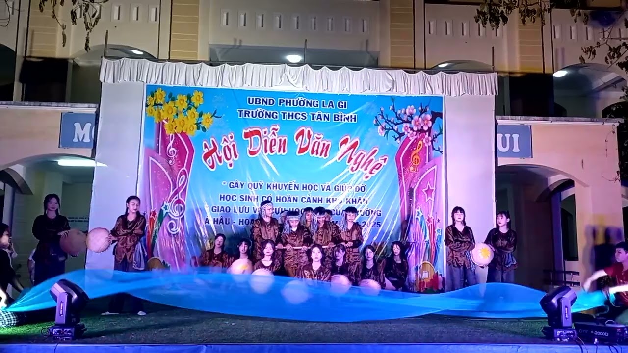 Bài ca tôm cá do các em lớp 8C, trường THCS Tân Bình, Lâm Đồng trình bày.