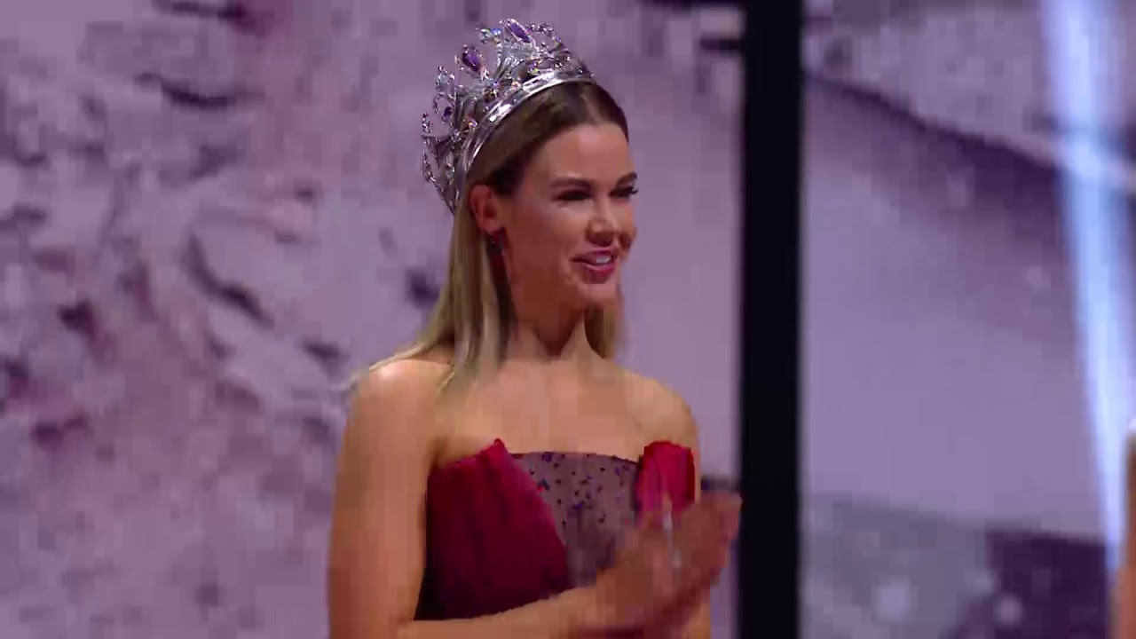 Farewell Walk: Miss SA 2017 Dr Ad&egrave; van Heerden