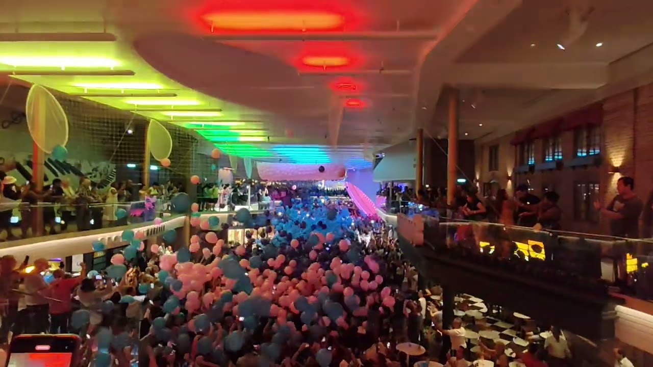 10,000 balloons falling at one time
