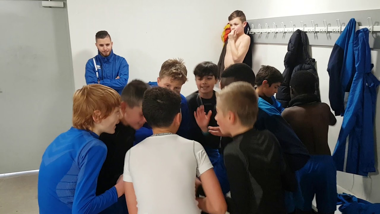 Victoire des U12A du fc livry Gargan. ..chants dans le vestiaire.