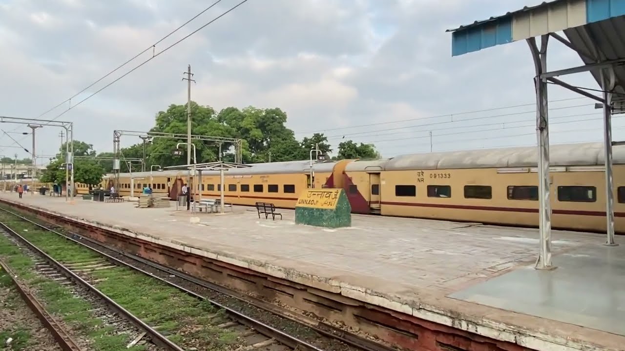 12418 CHANDIGARH PRAYAG UNCHAHAR EXPRESS ARRIVED AT UNNAO JUNCTION PF NO. 03 #unchaharexpress#prayag