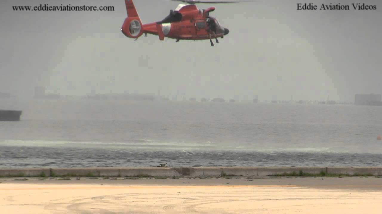 Helicoptero de la guardia costera simulando rescate en el agu.