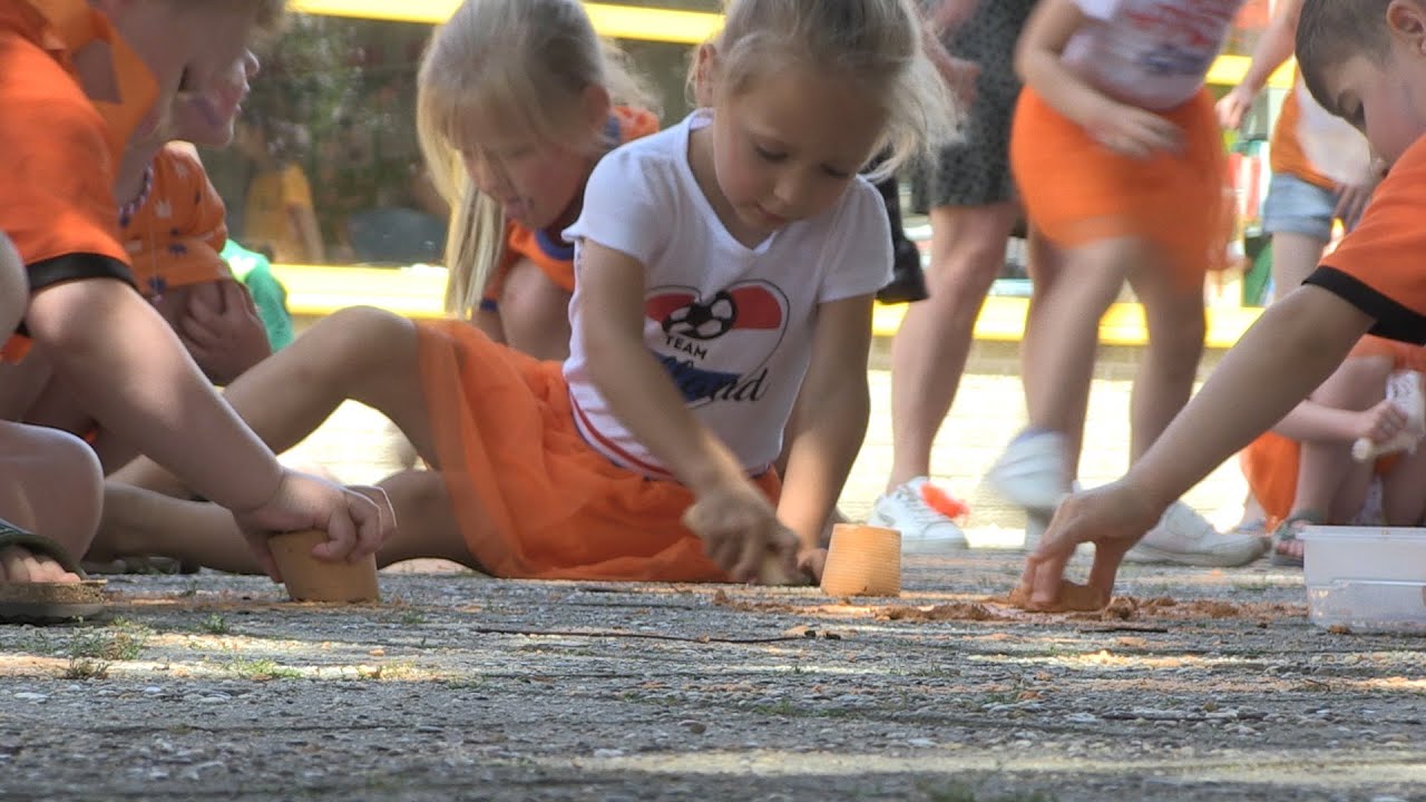 Basisschool kleurt schoolplein oranje voor Oranje met zelfgemaakt krijt