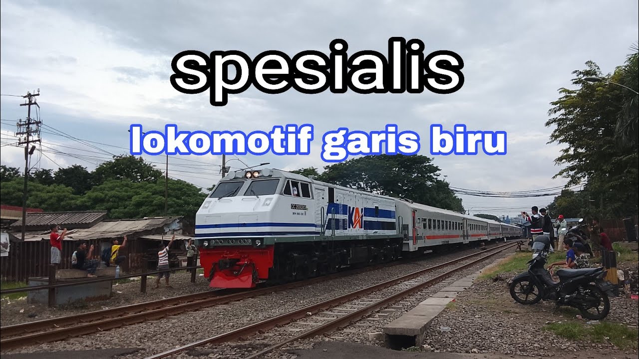 Lokomotif garis biru spesialis di perlintasan kereta api jagir wonokromo surabaya 