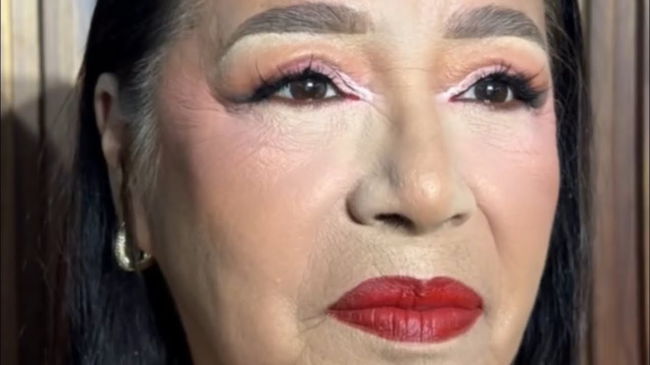 Cut crease en piel madura con labios rojos