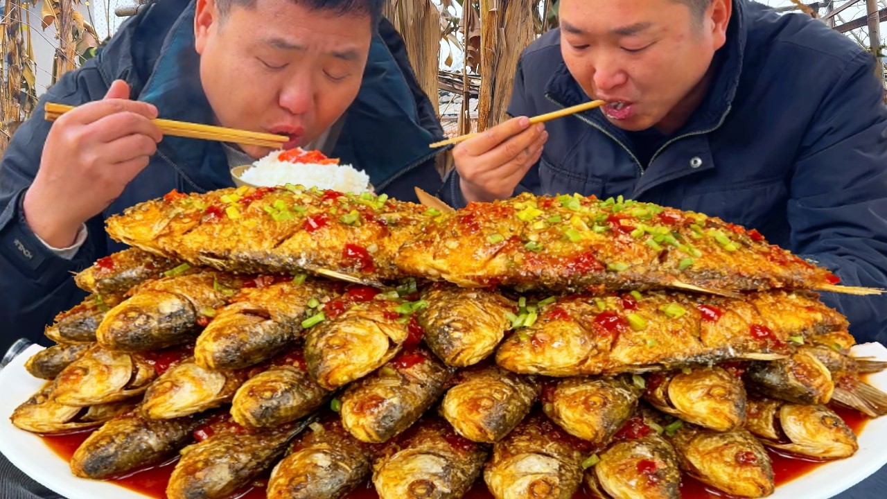 別人不要的魚尾巴，二弟煎香後做“魚火鍋”，麻辣過癮吃爽了【鐵鍋視頻】