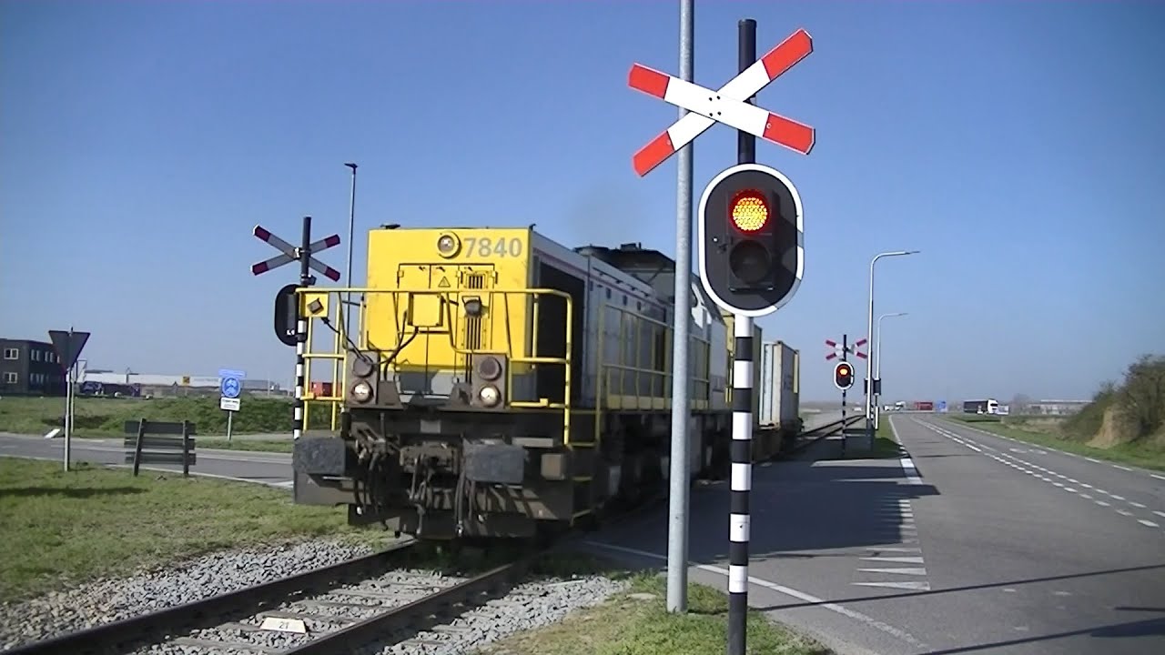 Spoorwegovergang Westdorpe // Dutch railroad crossing