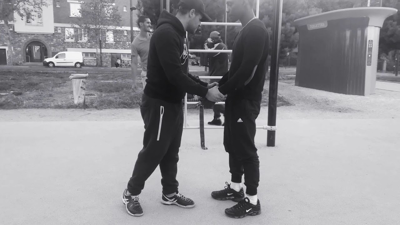 Saisie des 2 poignets, comment faire?