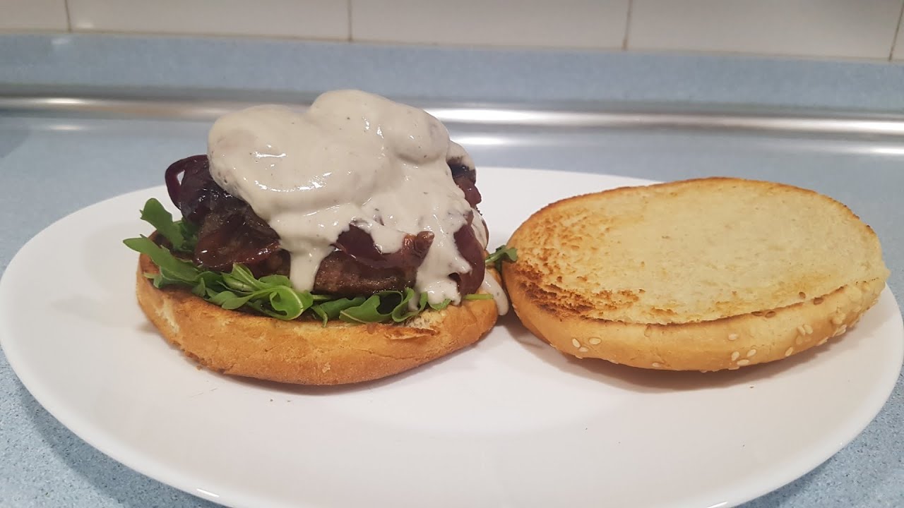 COCINA FUSIÓN "Hamburguesa con cebolla caramelizada al Pedro Ximénez y champiñones al cabrales"