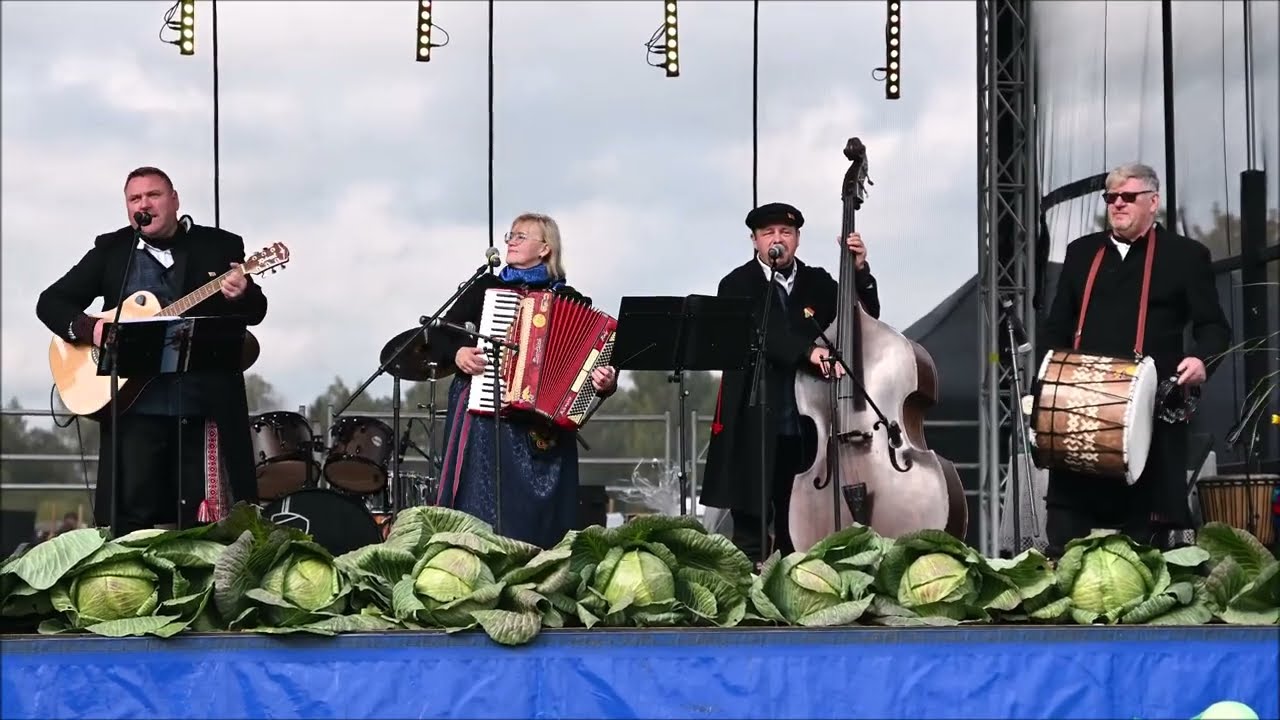 „Piemenaitė“. Priekulės KC liaudiškos muzikos kapela „Bengeliai“, vadovė Jolanta Petraitienė.
