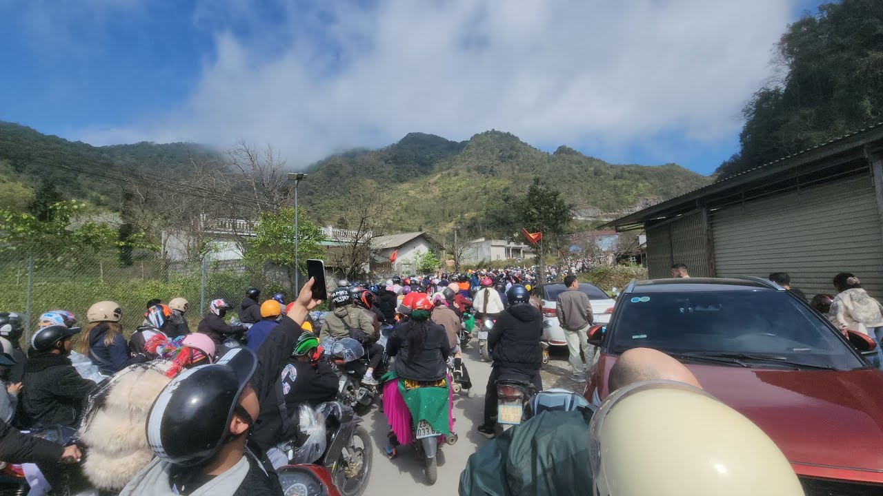 Vỡ trận mùng 5 Tết Đồng Văn Hà Giang Tây Ta chen nhau lên. Hoàng Hiền