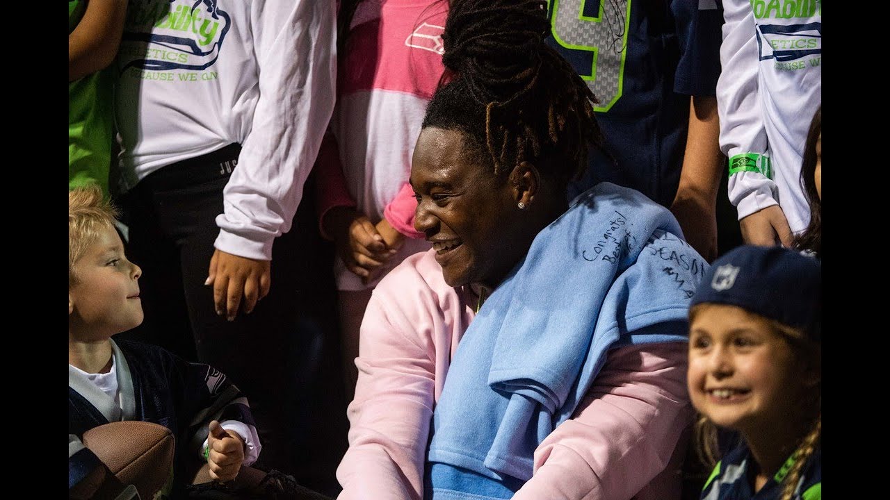 Rookie LB Shaquem Griffin meets with fellow different-limb athletes after Seahawks&rsquo; preseason finale