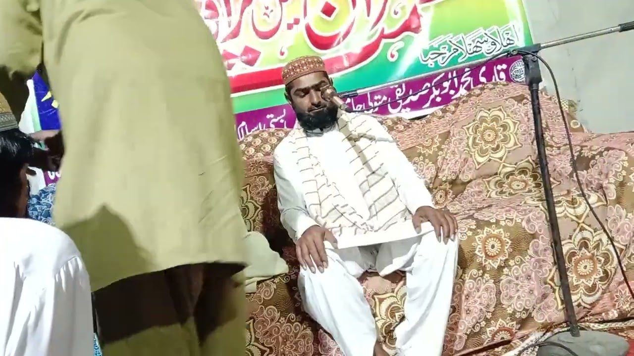 قاری محمد اقبال گھلو صاحب بہت اچھی اواز میں تلاوت کرتے ہوئے سورۃ الرحمن کی
