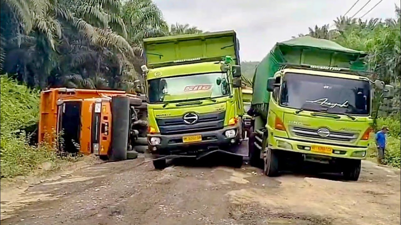 Shocking Road Chaos ‼️ Multiple Heavy Trucks Crash and Block the Route
