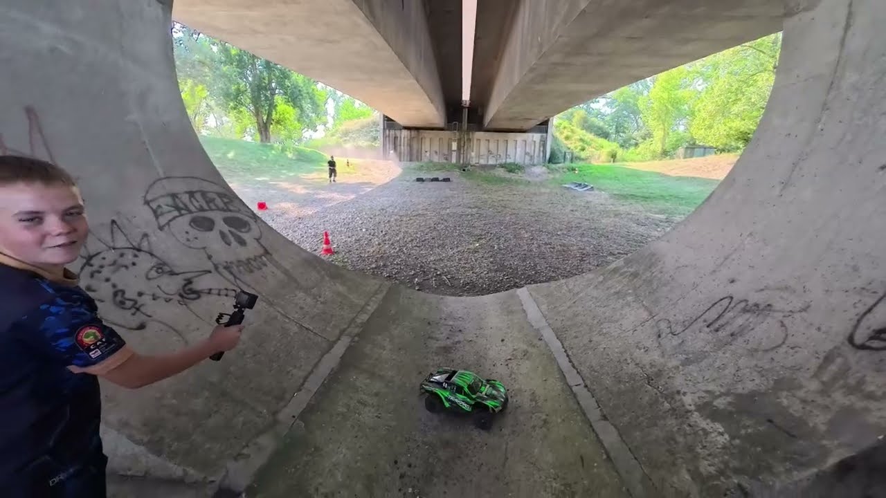 Traxxas MaxFlaf 8s sous le pont ça peut que dérailler avé many à la gâchette