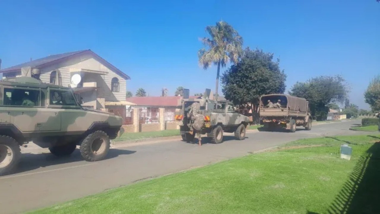 СМОТРИТЕ! Бронемашины SANDF въезжают в Эльдорадо-Парк &mdash; реакция жителей: страх и надежда.