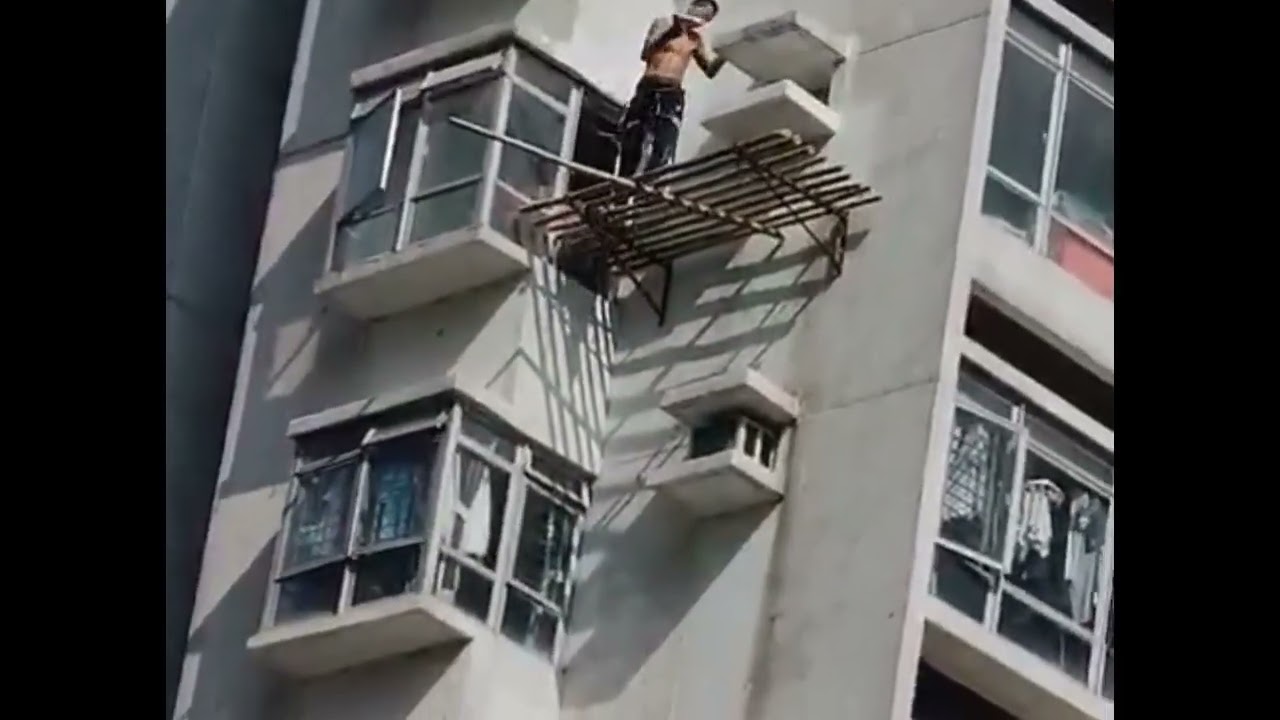 Dismentling trussout scaffold 拆卸懸空式竹棚